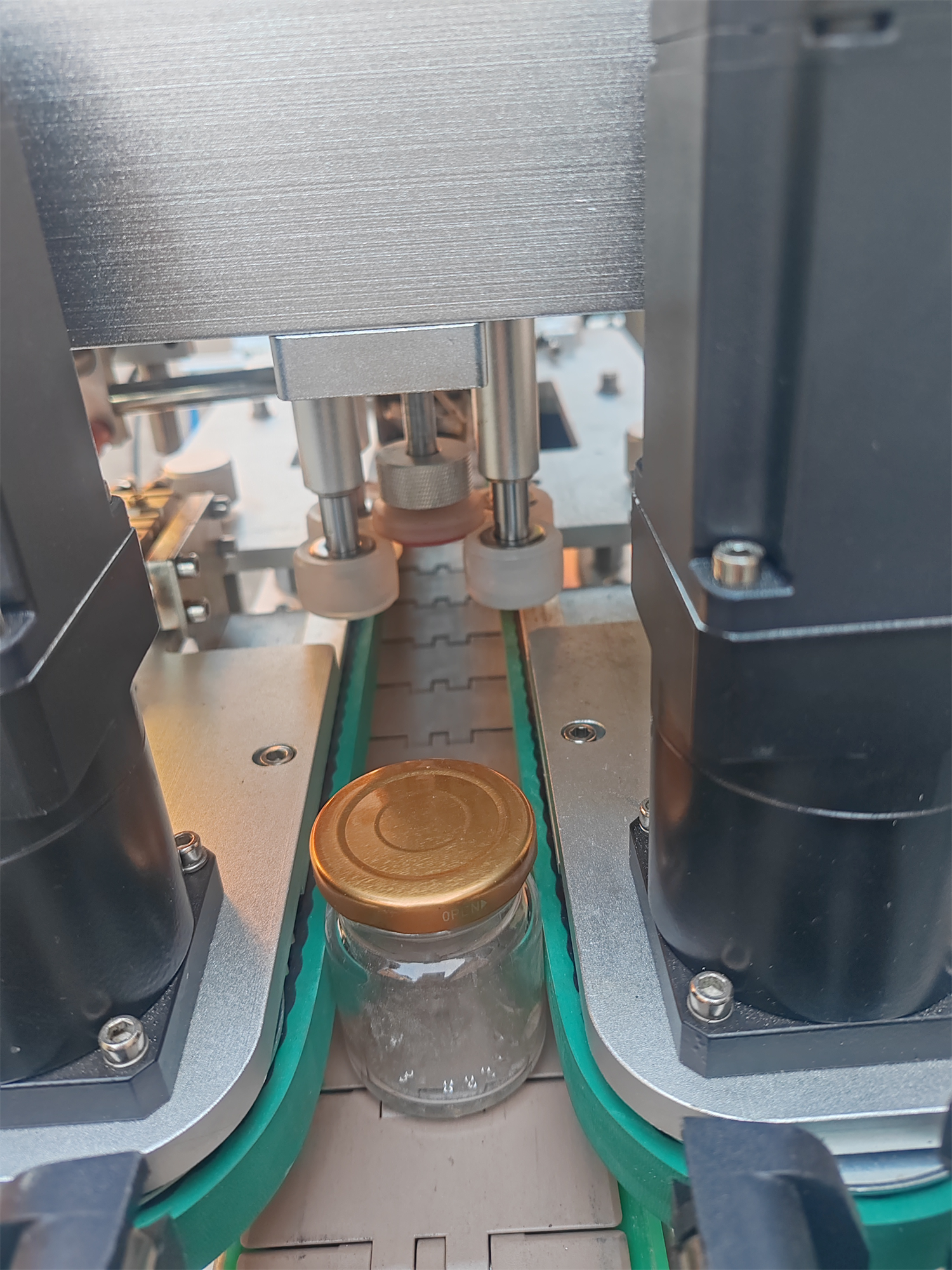 Upgrade the servo cap screwing line for the lower cap