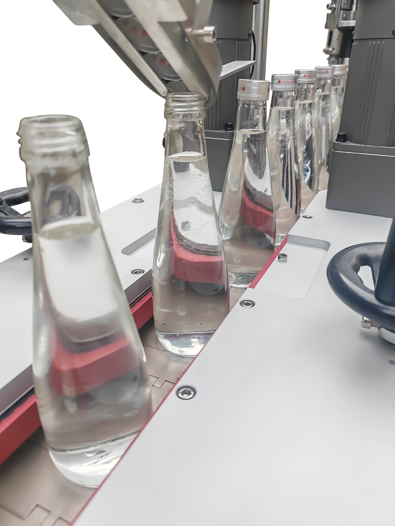 Threaded aluminum cap locking machine