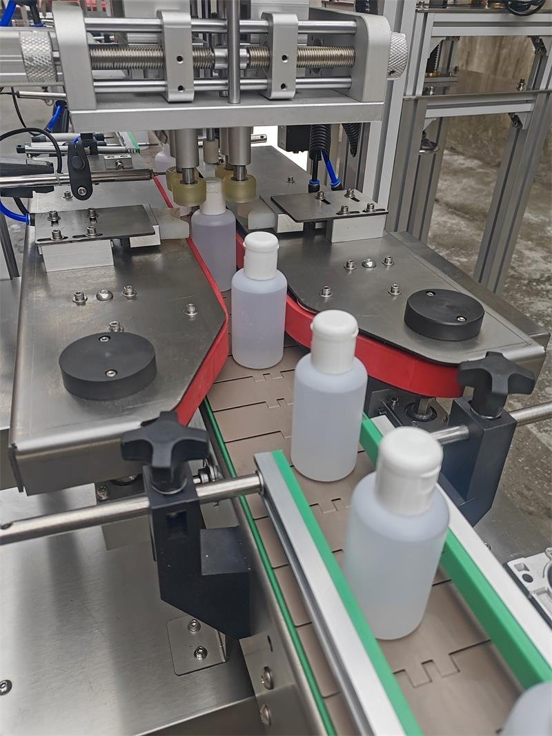 Bottle-sorting, filling, and screwing assembly line