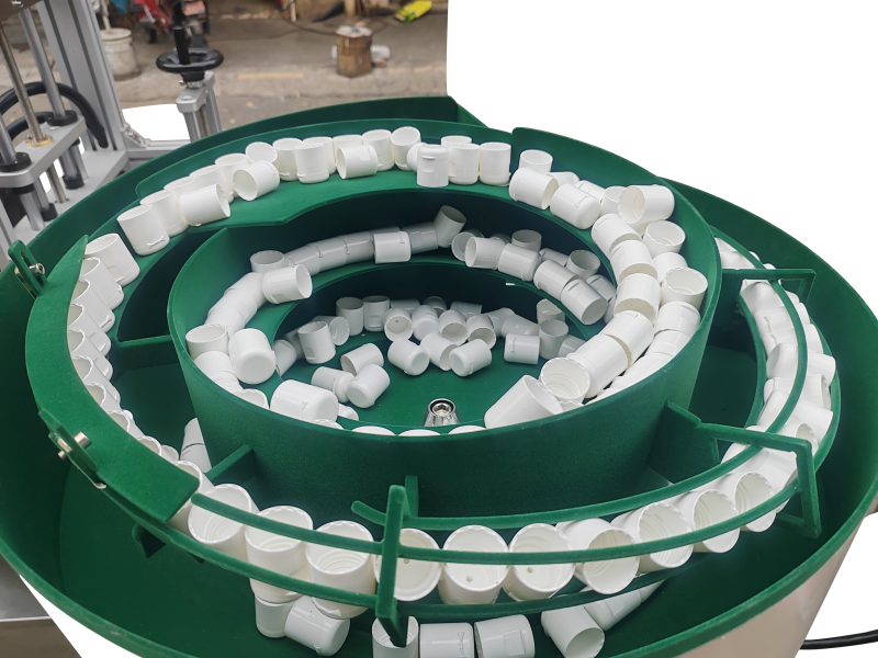 Bottle-sorting, filling, and screwing assembly line