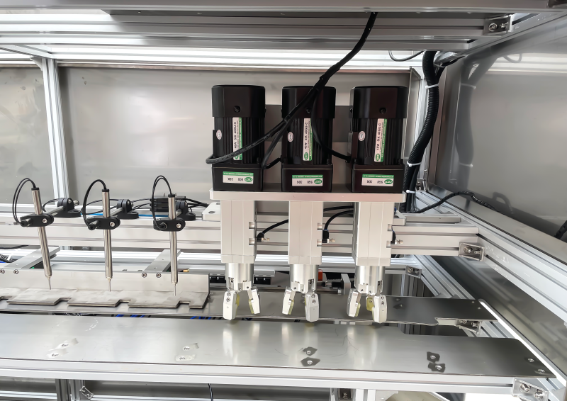 Self-supporting bag three-head cabinet filling machine