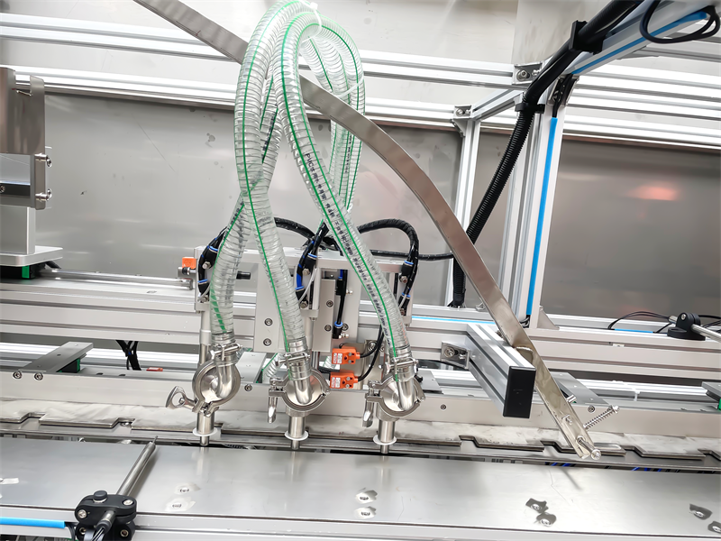 Self-supporting bag three-head cabinet filling machine