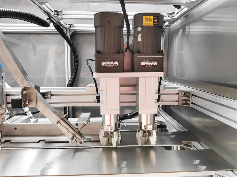 Self-standing bag double-head cabinet filling machine