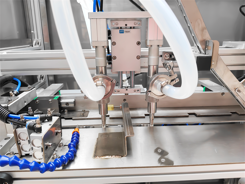 Self-standing bag double-head cabinet filling machine