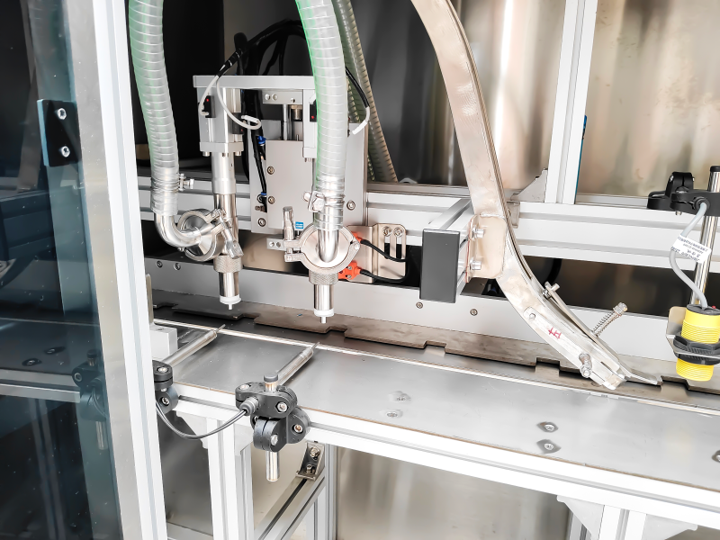 Self-standing bag double-head cabinet filling machine